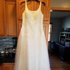 White Wedding Dress (aprox Sz 10)
